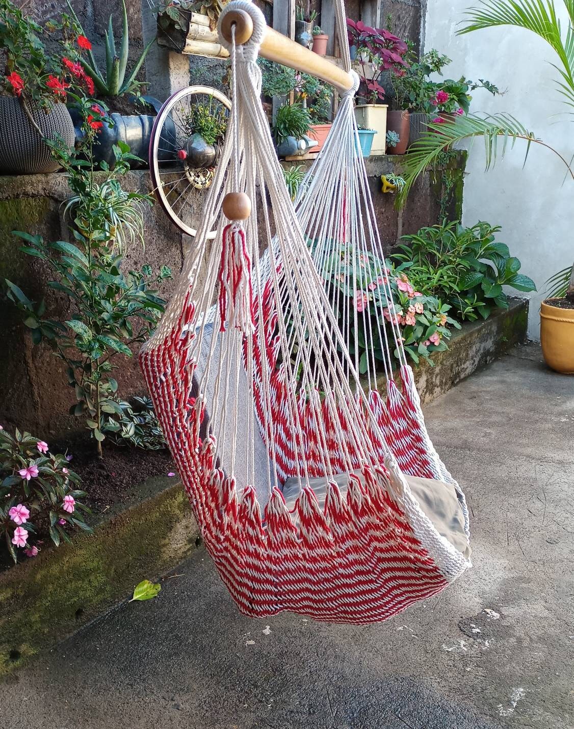 Red and White Hanging Chair with Wood - Natural Cotton | Columpiame