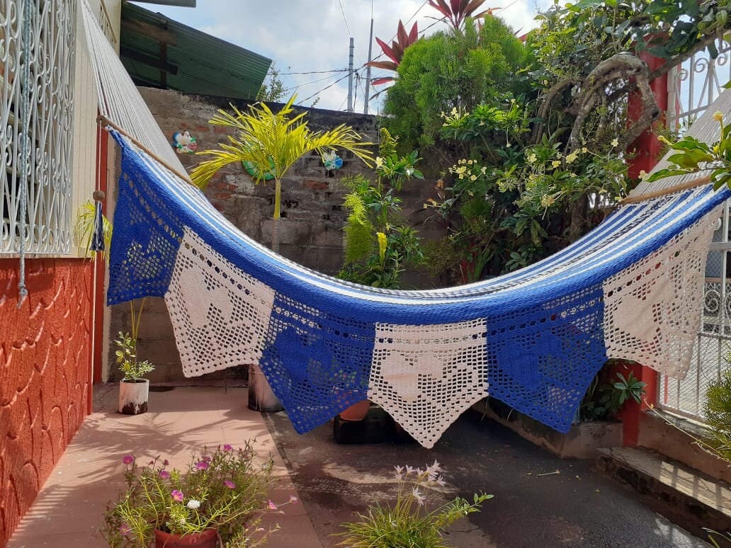White and Blue Heart-Shaped Hammock - Natural Cotton | Columpiame