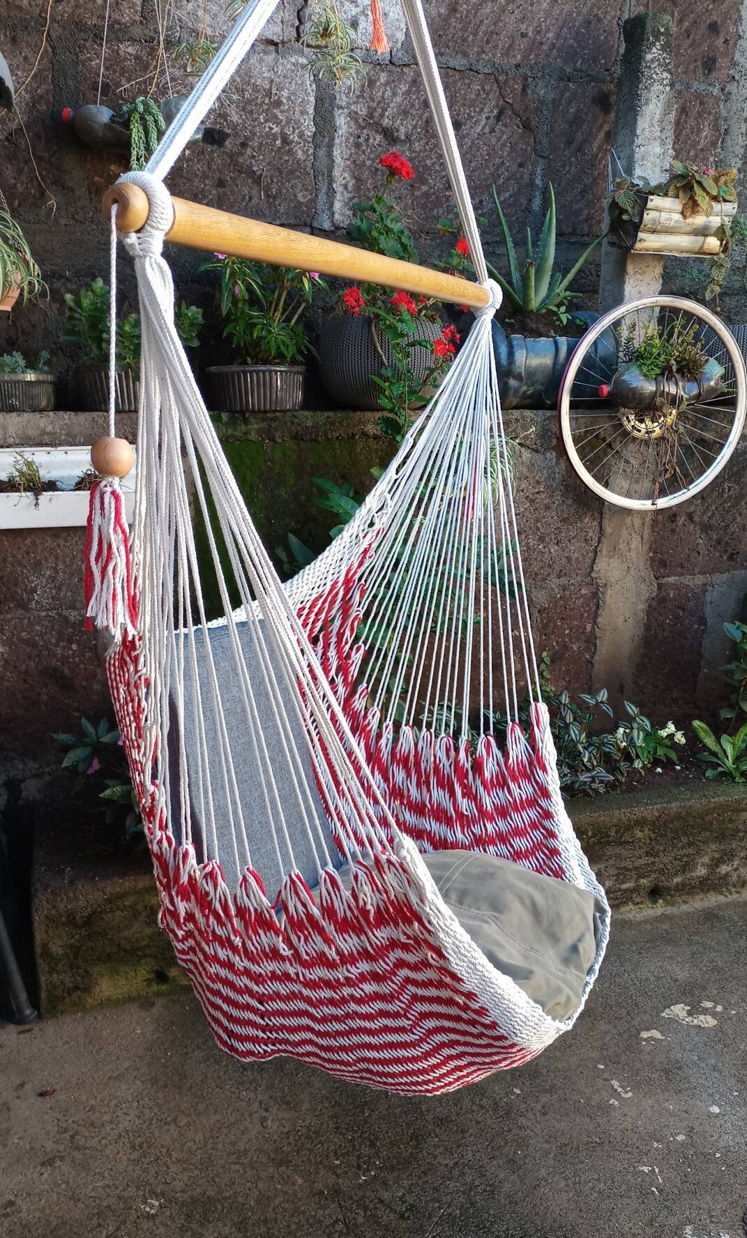 Red and White Hanging Chair with Wood - Natural Cotton | Columpiame